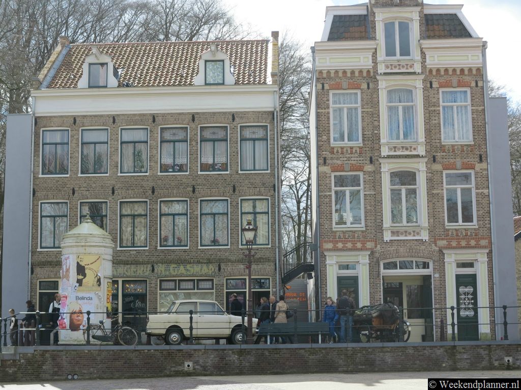 Dit zijn enkele huizen uit de Jordaan, een wijk in Amsterdam. In de gebouwen is o.a. een Amsterdams café en een postkantoor te zien. Achter deze gebouwen zijn enkele steegjes met krotwoningen.Tip: De attracties van  Arnhem.